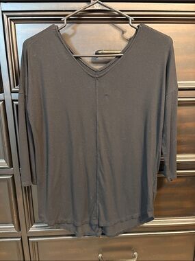 Tahari Black V-Neck Long Sleeve Tee